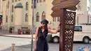 Donna pun menikmati wisata belanja di Dubai dengan sleeveless dan celana palazo hitam. Donna Agnesia lengkapi outfitnya dengan bucket hat dan sneakers putih [@dagnesia]