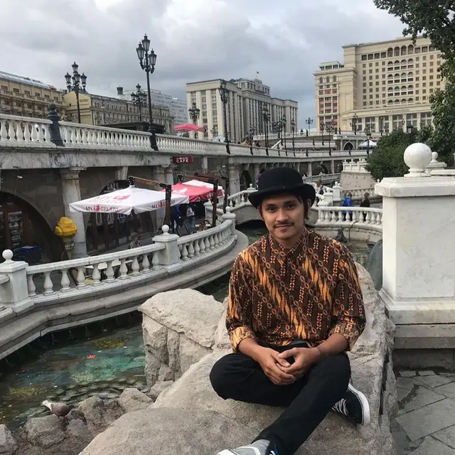 7 Potret Yosua Putra, Sosok Viral di Balik Budi Setiawan yang Jadi Meme
