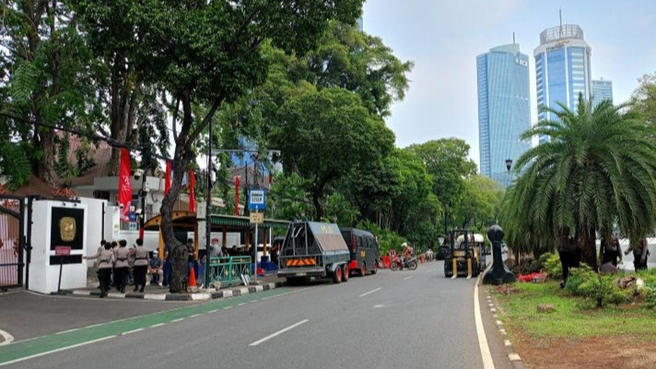 Antisipasi Demo di Depan Gedung KPU, Jalan Imam Bonjol Ditutup dan Polisi Pasang Barikade Beton