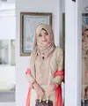 Jika ingin tampil bak wanita timur tengah maka baju lebaran dengan nuansa mesir ini adalah outfit yang tepat. (instagram/shireeenz)