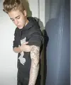 Justin Bieber memiliki hobi mengoleksi tato. Tidak hanya pada lengan, pelantun 'Baby' ini membiarkan seluruh bagian tubuhnya dilukis. (Bintang/EPA)