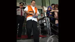 Usai diperiksa KPK,  Mantan hakim Pengadilan Tipikor Bandung, Ramlan Comel diam seribu bahasa, Selasa (19/8/14) (Liputan6.com/Herman Zakharia)