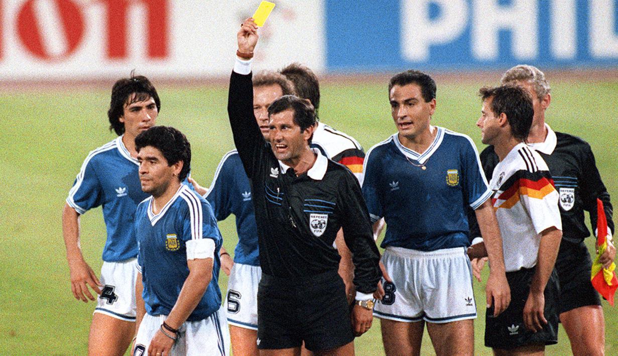 Penyerang Argentina, Diego Maradona, mendapat kartu kuning saat melawan Jerman Barat pada laga Piala Dunia di Meksiko. (AFP/Patrick Hertzog)