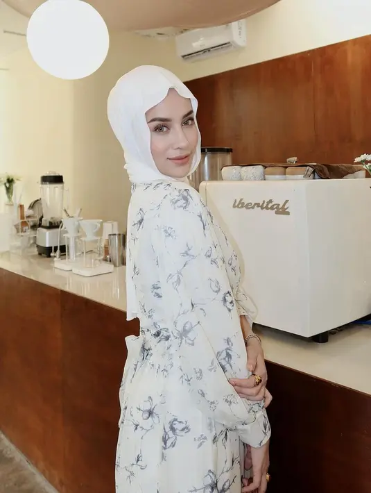 Aghnia Punjabi baru saja mengunggah beberapa potret dirinya dalam balutan busana white on white yang elegan. [Foto: Instagram/emyaghnia]