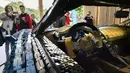 Pengunjung mengamati replika mobil Bugatti Chiron dari jutaan balok Lego Technic pada sebuah pameran di Taman Gorky Moskow, Selasa (23/7/2019). Mobil replika ini bisa dikendarai oleh dua orang dan mampu berakselerasi hingga kecepatan 20 km/jam. (Alexander NEMENOV/AFP)