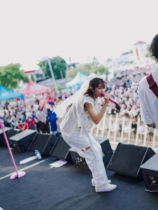 Saat manggung di Karawang, tak terlihat Widi Vierratale mengenakan pakaian yang terbuka. (Foto: Instagram/@widikidiwdkdw)