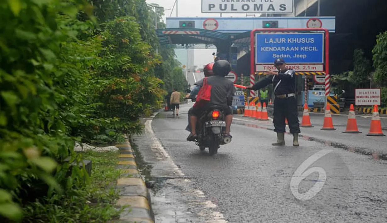 Hujan yang turun sejak Minggu (8/2) lalu mengakibatkan banjir di kawasan jalan Yos Sudarso, Jakarta. Sejumlah pengendara sepeda motor diperbolehkan melintasi jalan tol Wiyoto Wiyono, Jakarta, Senin (10/2/2015). (Liputan6.com/Herman Zakharia)