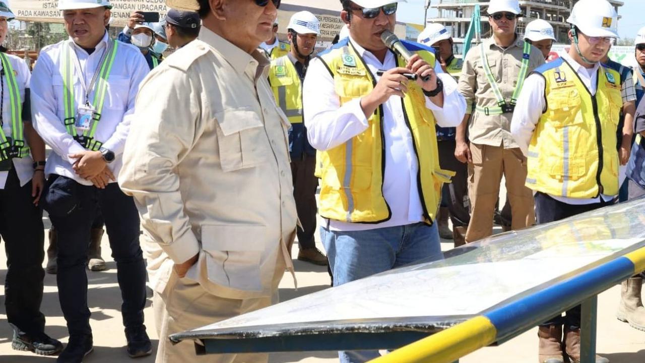 Menteri Pertahanan (Menhan) Prabowo Subianto melakukan kunjungan kerja ke Ibu Kota Nusantara (IKN), Penajam Paser Utara, Kecamatan Sepaku, Kalimantan Timur, Senin (18/3). Kunjungan kerja kali dilakukan untuk meninjau tata ruang IKN serta persiapan upacara