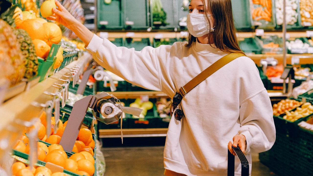 Ilustrasi orang berbelanja.