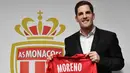 Pelatih baru AS Monaco, Robert Moreno berpose menunjukkan jersey setelah konferensi pers di Stadion Louis II, Senin (30/12/2019). AS Monaco menunjuk mantan pelatih Timnas Spanyol, Robert Moreno  sebagai pelatih baru kontestan Ligue 1 Prancis itu menggantikan Leonardo Jardim. (YANN COATSALIOU / AFP)