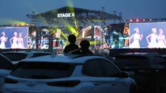 Orang-orang menyaksikan konser drive-in Stage X dari dalam mobil di sebuah tempat parkir di Goyang, Korea Selatan, 23 Mei 2020. Tujuan konser ini untuk memberikan hiburan bagi warga Korea Selatan yang mendambakan acara-acara musik yang ditangguhkan selama pandemi Covid-19. (AP Photo/Ahn Young-joo)