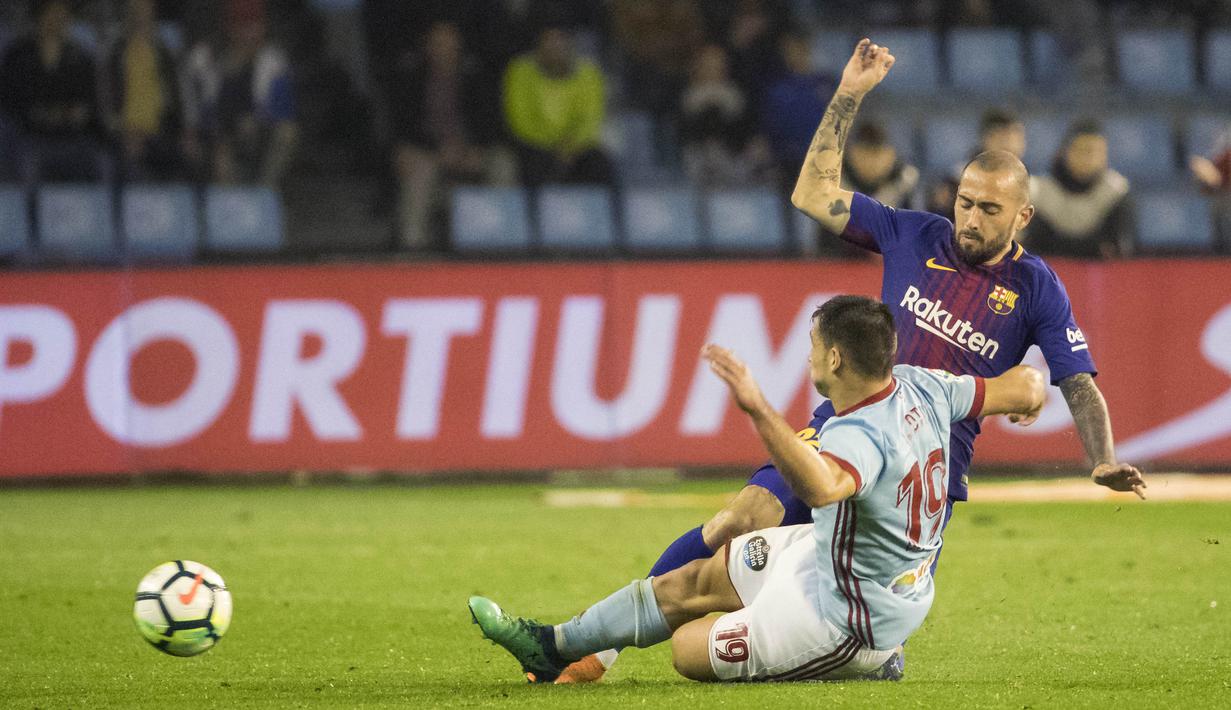 Pemain Barcelona, Aleix Vidal, berebut bola dengan pemain Celta Vigo, Jonny Otto, pada laga La Liga di Stadion Balaidos, Rabu (18/4/2018). Celta Vigo bermain imbang 2-2 dengan Barcelona. (AP/Lalo R. Villar)