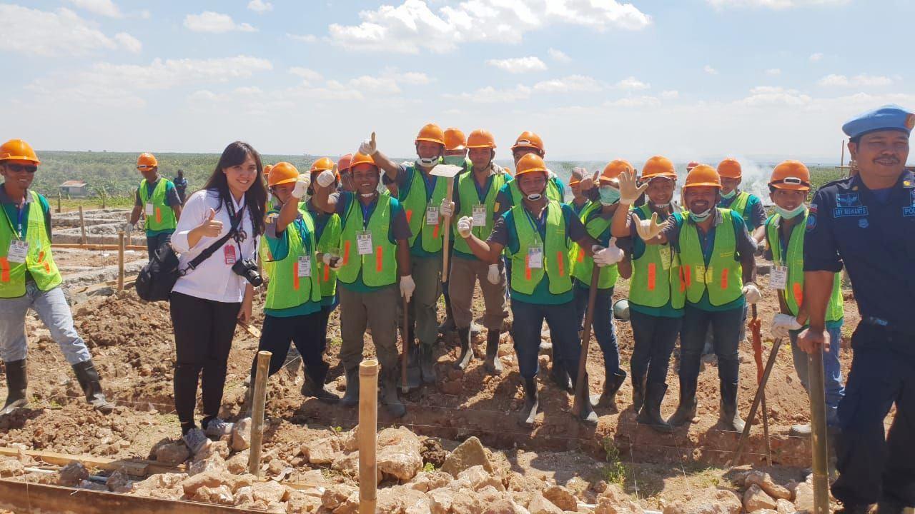 Puluhan warga binaan pemasyarakatan (WBP) atau napi Nusakambangan terlibat dalam pembangunan rusun dan rusus di pulau penjara. (Foto: Liputan6.com/Humas Ditjen PAS/Muhamad Ridlo)