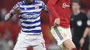 <p>Penyerang Manchester United, Wout Weghorst (kanan) mengontrol bola dari kawalan pemain Reading, Baba Rahman selama pertandingan putaran keempat Piala FA di Old Trafford di Manchester, Inggris, Minggu (29/1/2023). Kemenangan atas Reading membuat MU berhak melangkah ke babak selanjutnya. (AFP Photo/Oli Scarff)</p>