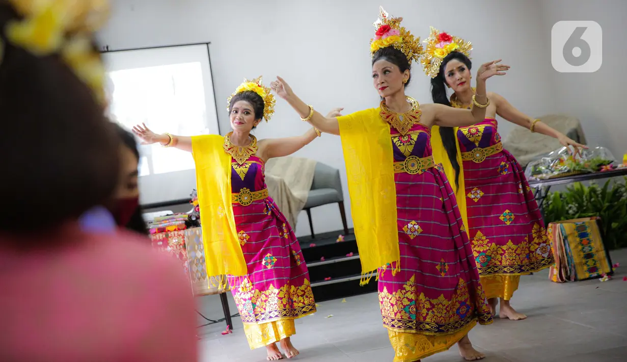 Anggota Perempuan Pelestari Budaya Indonesia menari Bali dalam Fashion Show Virtual di Jakarta, Sabtu (21/11/2020). Acara ini bertemakan #BalikemBali bertujuan eksplorasi yakni mengangkat kembali minat wisatawan lokal maupun mancanegara untuk berkunjung ke Bali. (Liputan6.com/Faizal Fanani)