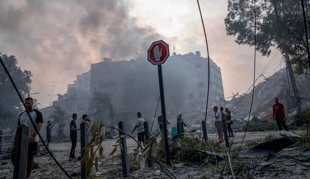 Banyak korban masih terjebak di dalam bangunan yang runtuh. (AP Photo/Fatima Shbair)