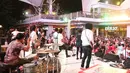 Band d'Masiv saat tampil bersama Dea Dalila dan Shima di acara Ngintip Bareng Musica, dipadati penonton. Suasana begitu meriah yang didominasi oleh remaja. (Bambang E Ros/Bintang.com)