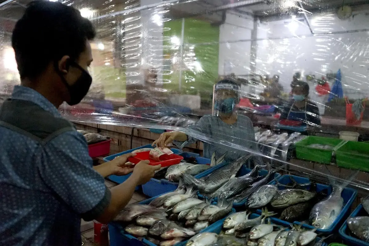 Potret Penerapan Protokol COVID-19 di Pasar Tambak Rejo, Surabaya