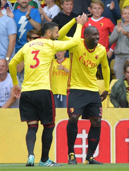 Pemain Watford, Stefano Okaka (kanan) merayakan gol ke gawang Liverpool bersama rekannya  pada laga Premier League di Vicarage Road, Watford, (12/8/2017). Liverpool bermain imbang 3-3. (AFP/Olly Greenwood)