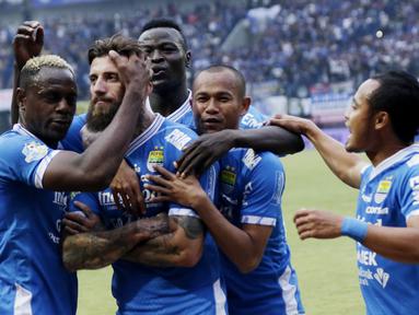 Pemain Persib Bandung, merayakan gol yang dicetak oleh Bojan Mališic ke gawang Arema FC pada laga Liga 1 di Stadion GBLA, Jawa Barat, Kamis (13/9/2018). Persib menang 2-0 atas Arema FC. (Bola.com/M Iqbal Ichsan)