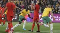 Ekspresi kecewa pemain China setelah gawang mereka dibobol oleh pemain Australia, Lewis Miller (kanan) saat laga lanjutan Grup C Kualifikasi Piala Dunia 2026 yang berlangsung di Adelaide Oval, Adelaide, Australia, Kamis (10/10/2024). (AP Photo/James Elsby)