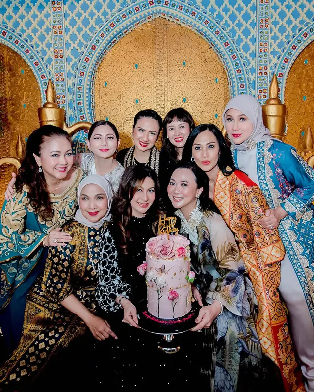 6 Potret Diana Pungky rayakan ultah ke-51 bareng artis senior, bikin netizen nostalgia era 90-an