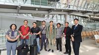 Enam WNI yang dievakuasi dari Iran via Azerbaijan mendapat pendampingan KBRI Bangkok saat transit di ibu kota Thailand itu, Sabtu (28/6/2025). (Dok. Kemlu RI)&nbsp;