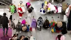 Aksesoris yang terbuat dari bulu binatang dipamerkan di Hong Kong International Fur and Fashion Fair di Hong Kong, Sabtu (24/2). Sejumlah aktivis pun mengadakan demonstrasi di luar tempat tersebut. (VIVEK PRAKASH/AFP)