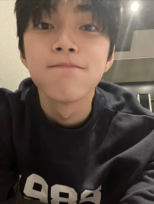 <p>Seunghan juga terungkap sebagai SM Rookie bersama Eunseok. Penampilannya yang dewasa membuatnya mendapatkan banyak pengikut. (Foto: Instagram/ riize_official)</p>