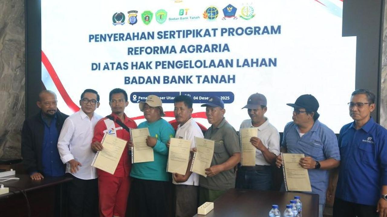 Badan Bank Tanah Serahkan Sertifikat Reforma Agraria kepada Petani di Penajam Paser Utara