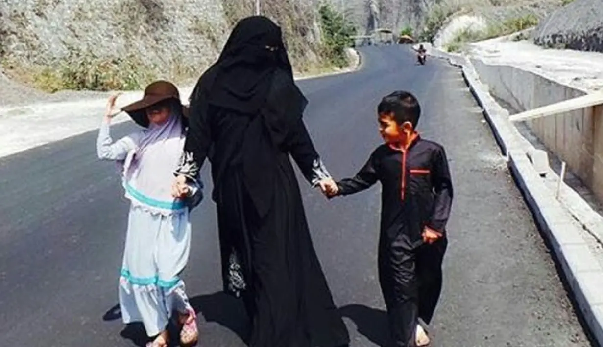 Ia juga bercerita saat dirinya mendapat hidayah memakai cadar, Umi pun sadar bahwa sebelumnya terlibat dalam proses syuting film itu dan tak mungkin meminta sang produser untuk tidak menayangkan film tersebut. (Instagram/umi.pipik)