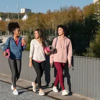 potret 3 orang perempuan sedang berjalan kaki di pagi hari/copyright&nbsp;freepik.com/freepik