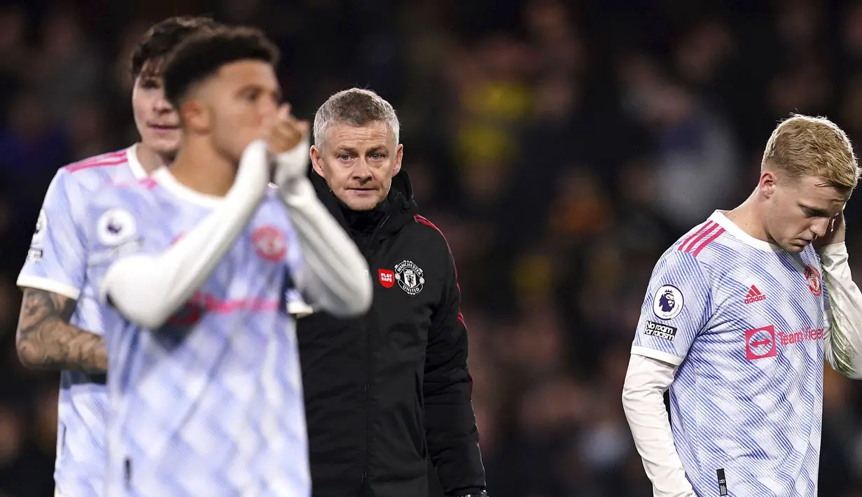Reaksi Manajer Manchester United Ole Gunnar Solskjaer (tengah) dan pemain Manchester United Donny van de Beek (kanan) usai kalah dari Watford pada pertandingan sepak bola Liga Inggris di Vicarage Road, Watford, Inggris, 20 November, 2021. Watford menang 4-1. (AP Photo/Frank Augstein)