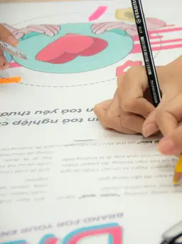 Berikan pujian atas usaha, bukan hanya hasil hal ini akan  meningkatkan rasa percaya diri dan semangat belajar anak (Foto: Van Tay Media/Unsplash)