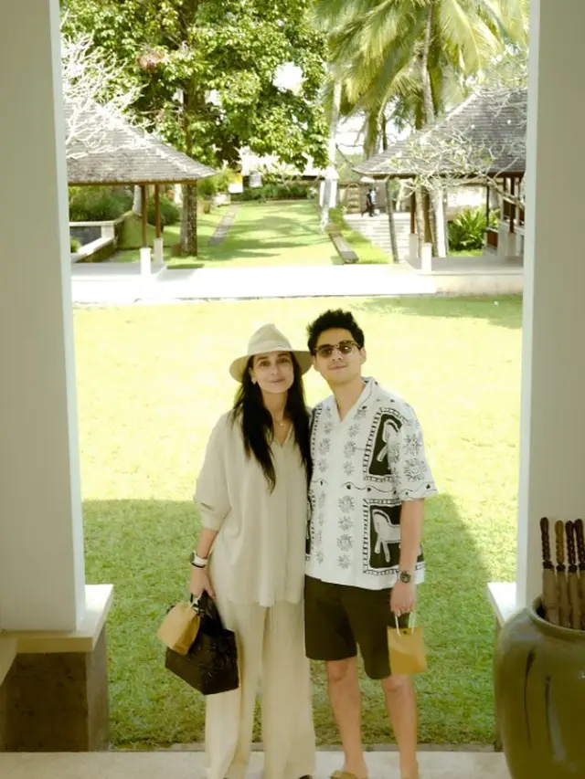 Outfit Luna Maya Peringati 1 Bulan Pernikahan