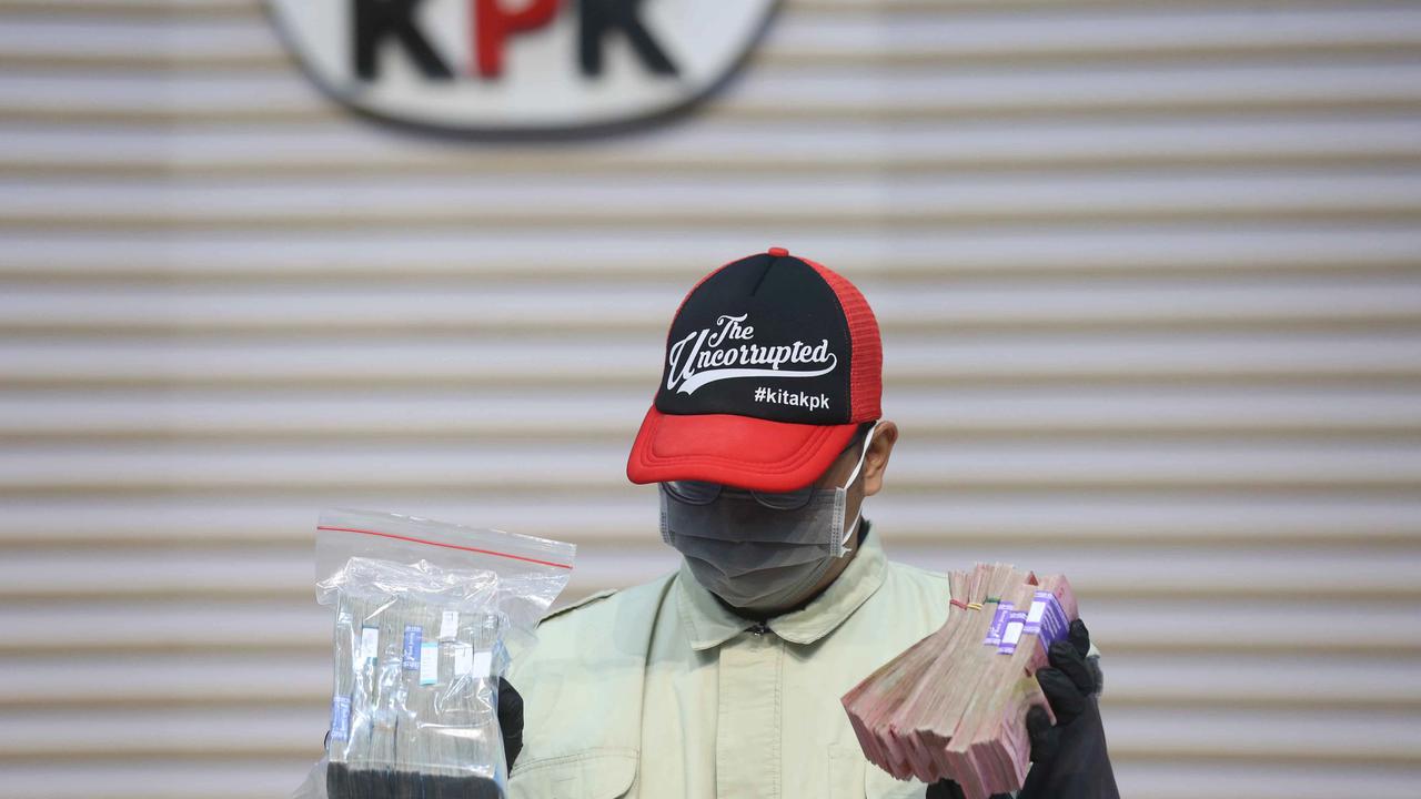FOTO: KPK Tunjukkan Barang Bukti Uang dari OTT Bupati Cilacap