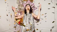 Ilustrasi ulang tahun, diri sendiri. (Photo by cottonbro studio: https://www.pexels.com/photo/woman-looking-at-falling-confetti-3419692/)