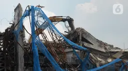 Pekerja membongkar bangunan Gedung Kejaksaan Agung setelah terbakar di Jakarta, Rabu (14/4/2021). Komisi III DPR menyetujui penambahan anggaran Kejaksaan Agung sebesar Rp 350 miliar untuk tahun 2021. (merdeka.com/Imam Buhori)
