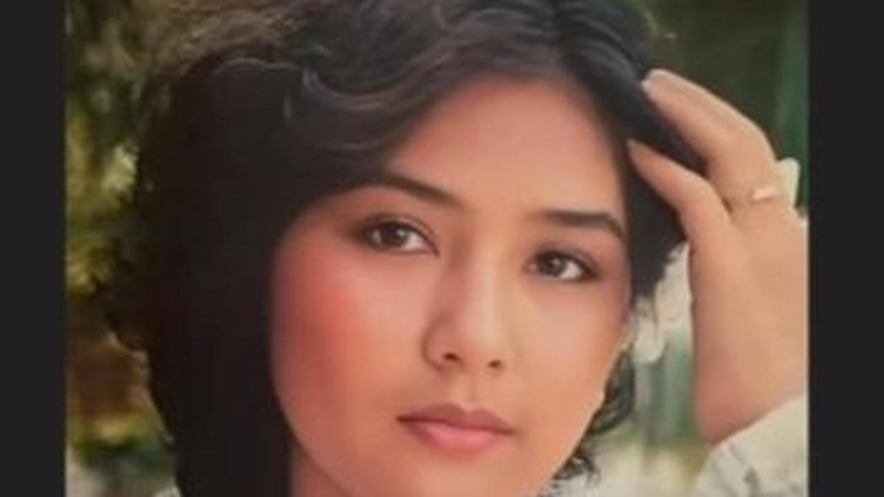 Saat berperan sebagai Ani rambutnya ikal bergelombang.&nbsp;