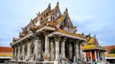 Suasana Kuil Buddha Wat Pariwat atau Kuil David Beckham di Bangkok, Thailand, Selasa (14/7/2020). Kuil David Beckham dihiasi dengan patung-patung superhero, karakter komik, makhluk mitos dan imajiner, serta tokoh dunia. (Mladen ANTONOV/AFP)