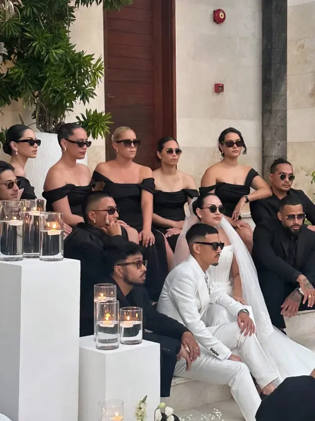 Dress hitam Alyssa Daguise saat hadir di resepsi pernikahan kakaknya di Bali. [@exanchanderli]