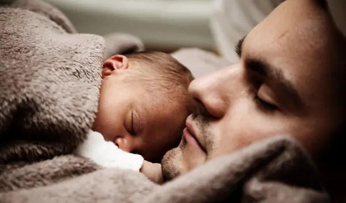 Tak Cuma Dirasakan para Ibu, Intip 7 Gejala Baby Blues pada Ayah dan Cara Menghadapinya