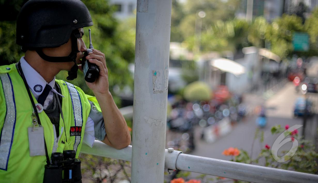 Petugas berjaga diatas jembatan depan Kedutaan besar Australia di Indonesia pasca eksekusi mati dua warga negaranya di Indonesia karena terlibat kasus narkoba, Jakarta, kamis (30/4/2015). (Liputan6.com/Faizal Fanani)