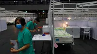 Pekerja medis membuat persiapan di rumah sakit lapangan sementara yang didirikan di Asia World Expo di Hong Kong, Sabtu (1/8/2020). Rumah sakit baru itu akan menerima pasien COVID-19 berusia antara 18 dan 60 tahun dengan sekitar 500 tempat tidur tersedia pada tahap pertama. (AP Photo/Kin Cheung)