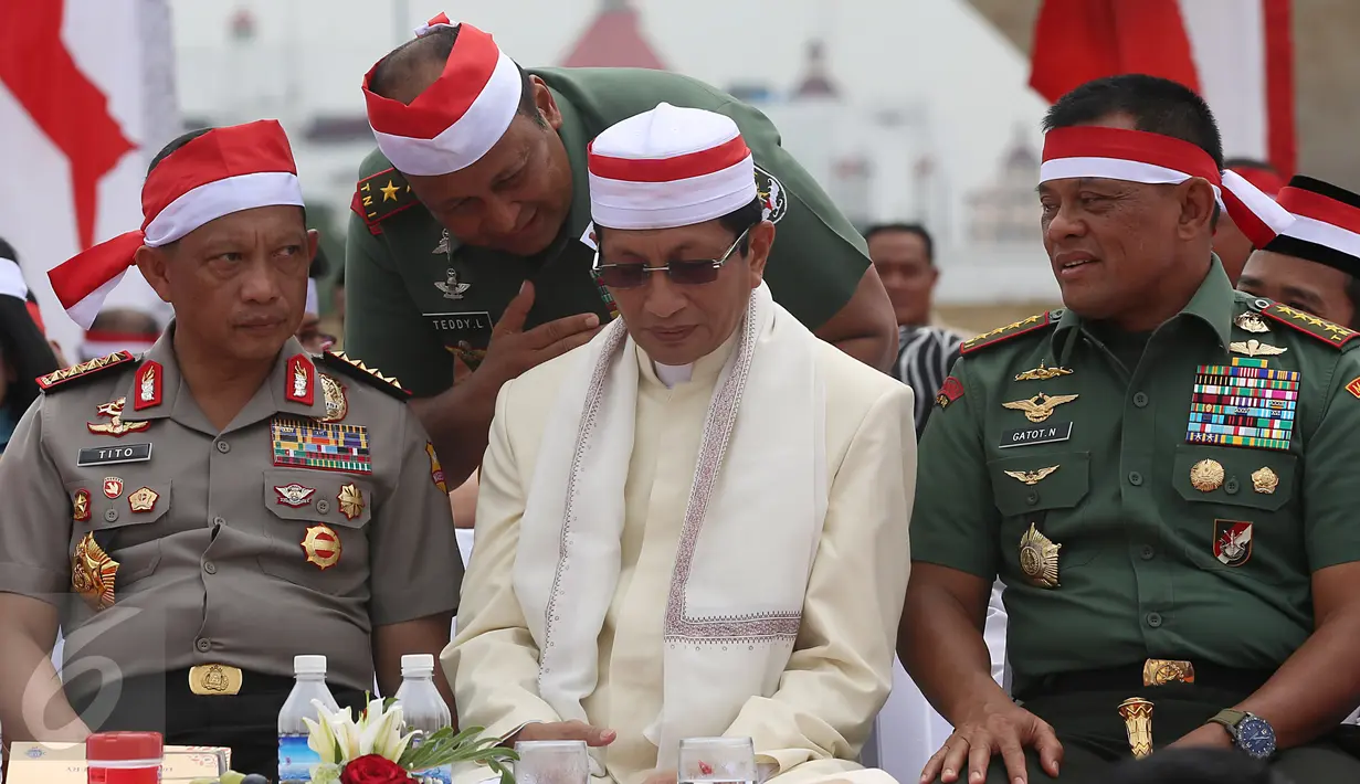 Panglima TNI, Jenderal Gatot Nurmantyo bersama Kapolri, Jenderal Tito Karnavian dan Sejumlah Tokoh Lintas Agama menghadiri kegiatan Silaturahmi Nusantara Bersatu, di Monas, Jakarta, Rabu (30/11). (Liputan6.com/Johan Tallo)