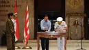 Menteri Kelautan dan Perikanan (KKP), Susi Pudjiastuti bersama Kasal, Laksamana TNI Marsetio menyaksikan penandanganan nota kerjasama KKP dan TNI AL di Mabes TNI, Cilangkap, Jakarta (1/12/2014). (Liputan6.com/Helmi Fithriansyah)