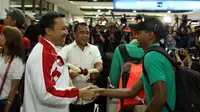 Menpora Imam Nahrawi (kiri) menyambut kedatangan Timnas Indonesia di Bandara Soekarno Hatta, Tangerang, Minggu (18/12). (Liputan6.com/Helmi Fithriansyah)