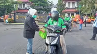 Ojol di Purbalingga mendapat paket sembako. (Foto: Liputan6.com/Galoeh Widura)