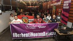 Kelompok suporter United Indonesia foto bersama saat acara Roaring Night Liga Inggris Manchester United vs Arsenal di Giardino Cafe, Kota Tangerang, Minggu (11/05/2024). (Bola.com/M Iqbal Ichsan)