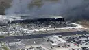 Sebuah pusat bisnis terbakar setelah tornado menerjang Lebanon, Tennessee, Amerika Serikat, Selasa (3/3/2020). Tornado yang menerjang Tennessee menewaskan 25 orang. (AP Photo/Mark Humphrey)